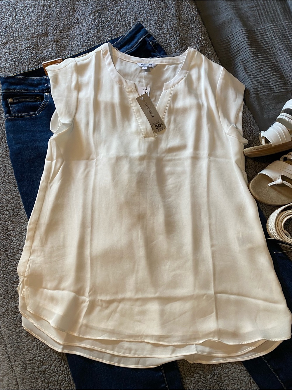 Reitmans white cap sleeve blouse